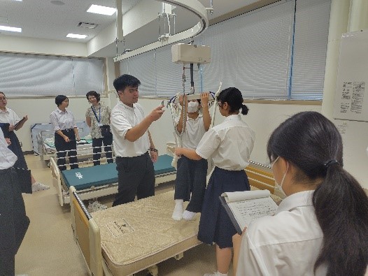 秋田県立栗田支援学校の生徒さんが多職種連携実習室で福祉機器などの体験見学をされました