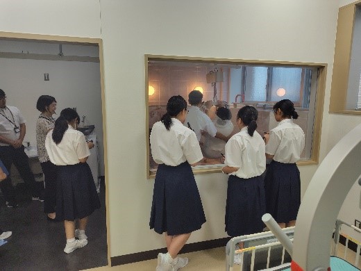 秋田県立栗田支援学校の生徒さんが多職種連携実習室で福祉機器などの体験見学をされました